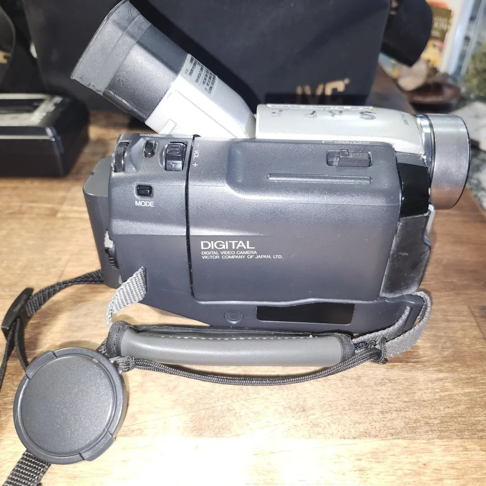 JVC GR-DVL805U Camcorder Silver W/ BATTERIES, CASE, CHARGER & Cords WORKS